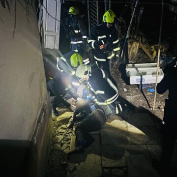 У Івано-Франківську під час пожежі в житловому будинку вогнеборці врятували чоловіка
