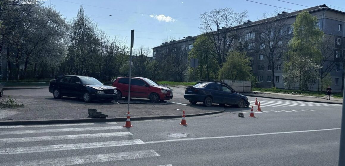 У Івано-Франківську нетверезий водій скоїв наїзд на дві припарковані автівки