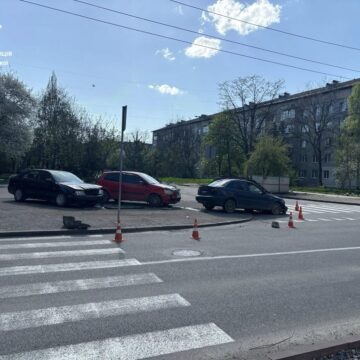 У Івано-Франківську нетверезий водій скоїв наїзд на дві припарковані автівки