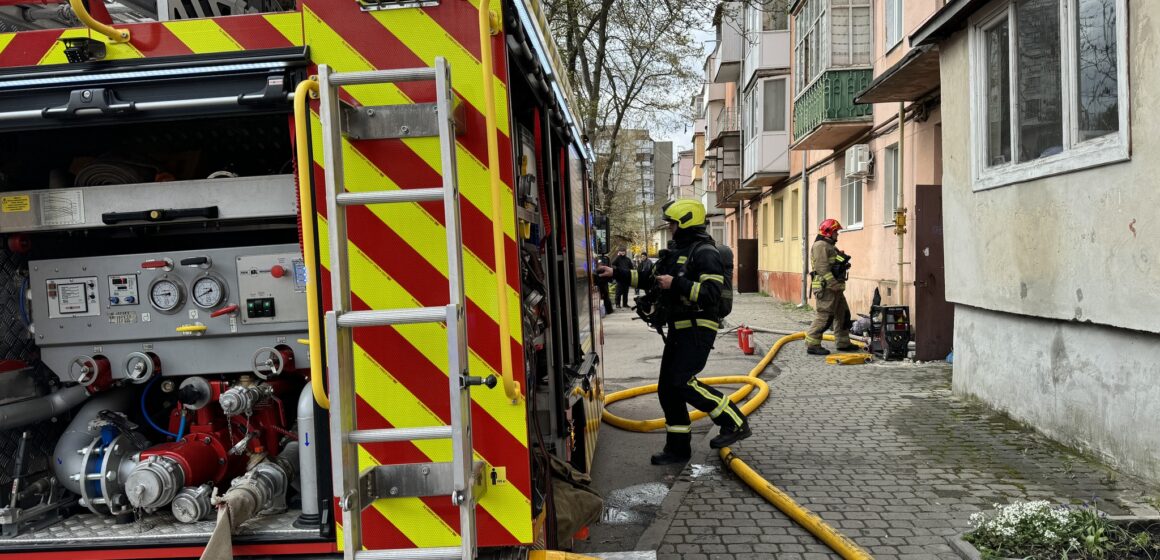 У Івано-Франківську під час пожежі в багатоповерхівці вогнеборці евакуювали 8 людей та 1 собаку