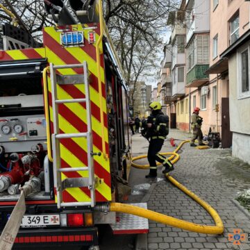 У Івано-Франківську під час пожежі в багатоповерхівці вогнеборці евакуювали 8 людей та 1 собаку