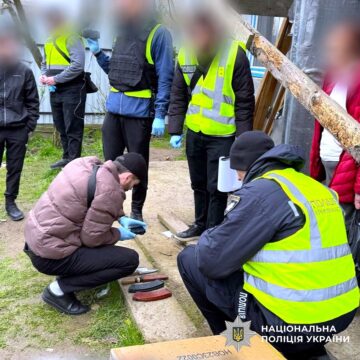 Поліцейські Івано-Франківщини виявили в прикарпатця незаконну зброю та набої