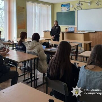 Поліцейська розповіла калуським школярам про ризики вживання та розповсюдження наркотиків