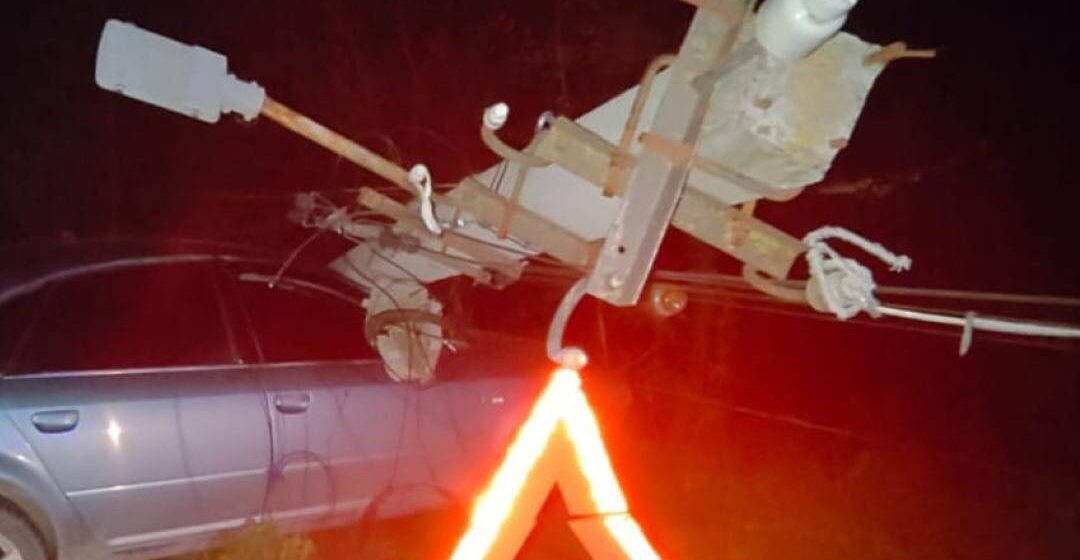 У Калуші водій легковика з’їхав з дороги та врізався в електроопору