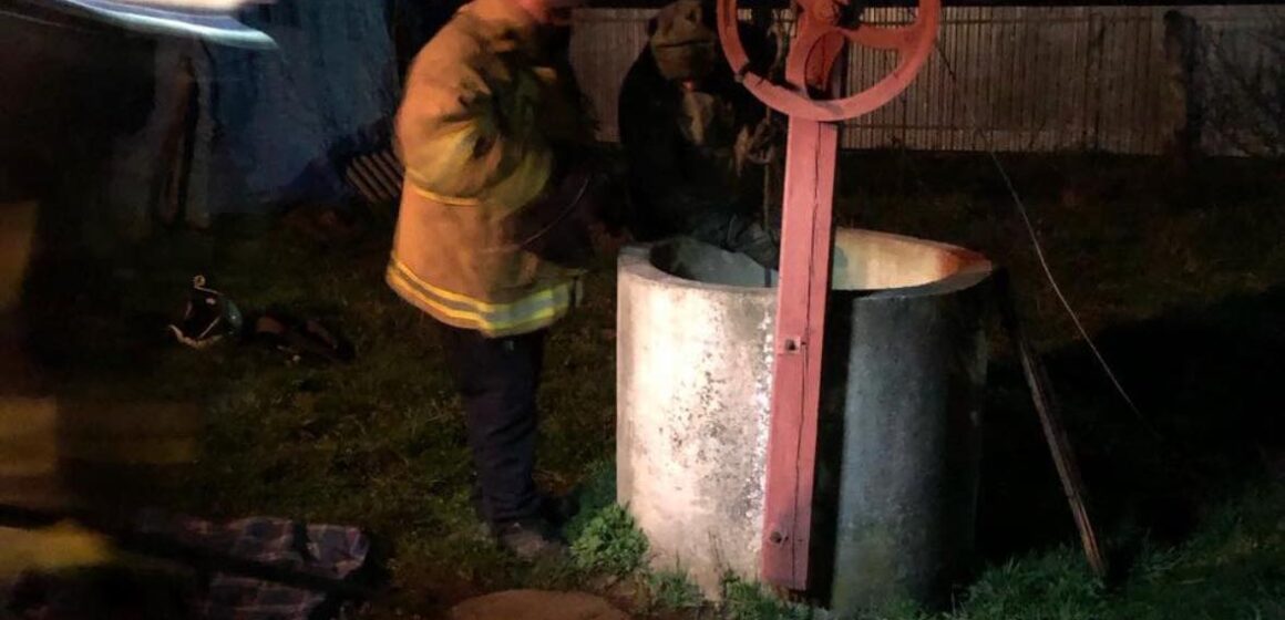 На Коломийщині рятувальники витягнули тіло жінки з колодязя