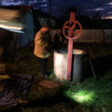 На Коломийщині рятувальники витягнули тіло жінки з колодязя