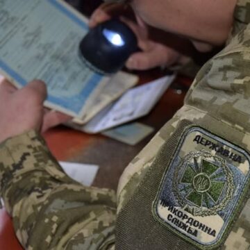 Для перетину кордону 40-річний житель Івано-Франківщини за $600 купив підроблені документи про хворобу сина