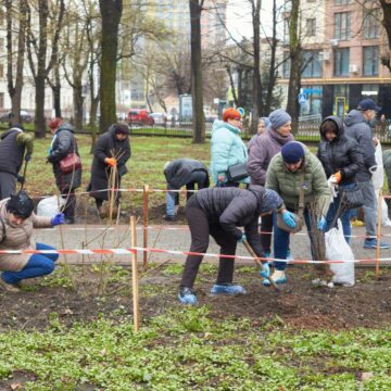 У Івано-Франківську висадили материнську алею памʼяті