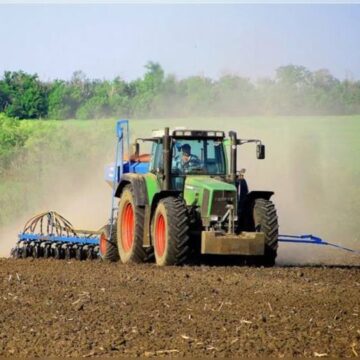 На Івано-Франківщині тривають весняно-польові роботи