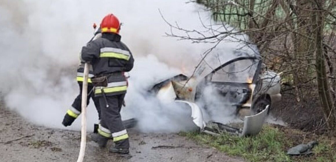 Внаслідок аварії на Тлумаччині згорів автомобіль та травмувався чоловік (ФОТОФАКТ)
