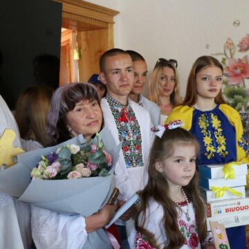 Прийомна родина з Марганця отримала нову оселю на Прикарпатті Прийомна родина з Марганця отримала нову оселю на Прикарпатті