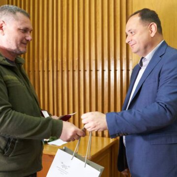 Захисникові Роману Хвилюку вручили відзнаку «За честь і звитягу» Захисникові Роману Хвилюку вручили відзнаку «За честь і звитягу»