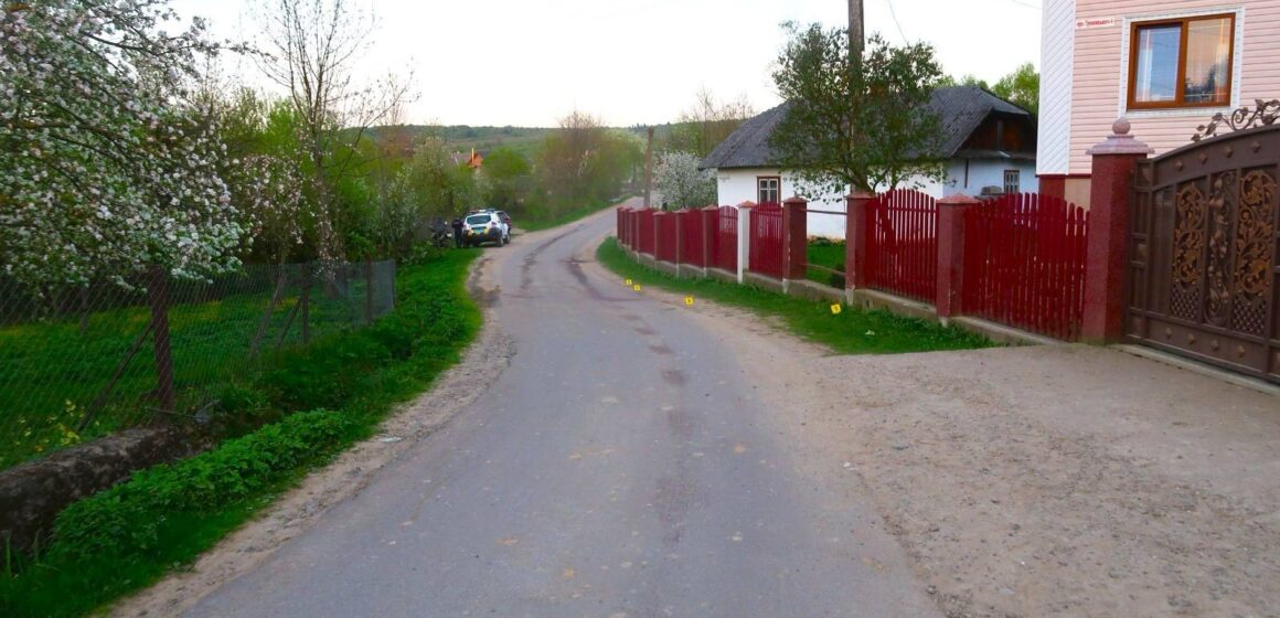 Травмовані двоє неповнолітніх: на Рожнятівщині 17-річний мотоцикліст влетів у паркан (ФОТО)