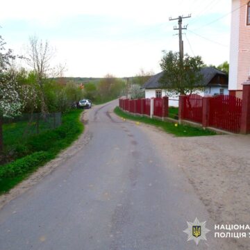 Травмовані двоє неповнолітніх: на Рожнятівщині 17-річний мотоцикліст влетів у паркан (ФОТО)