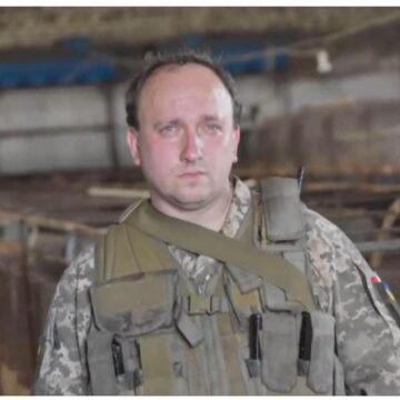 Розвідник в кріслі посадовця Розвідник в кріслі посадовця