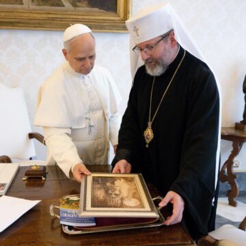 Папа Лев XIV отримав подарунок від митця з Рожнятівщини Богдана Пилипіва