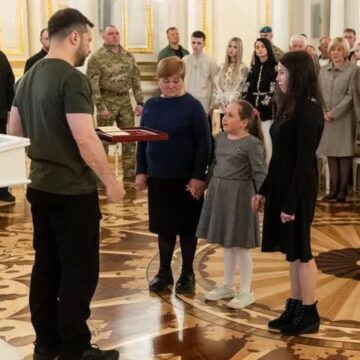 Володимир Зеленський вручив орден «Золота Зірка» рідним полеглого Героя України Ярослава Марціновського з Лисця