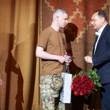Звільненому з полону “азовцю” Ігорю Логаю вручили відзнаку “За честь і звитягу” (ФОТО) Звільненому з полону “азовцю” Ігорю Логаю вручили відзнаку “За честь і звитягу” (ФОТО)