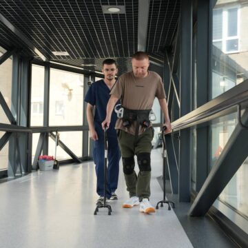 Мав лише 5% на відновлення: львівські лікарі поставили на ноги 38-річного коломиянина з травмою спинного мозку (ФОТО)