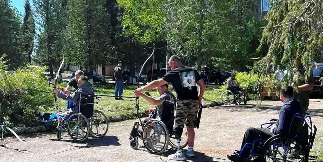 В Тлумацькій центральній лікарні провели майстер-клас зі стрільби з лука для ветеранів В Тлумацькій центральній лікарні провели майстер-клас зі стрільби з лука для ветеранів