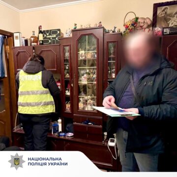Фіктивний догляд: на Прикарпатті викрили жінок, які використали підроблені документи для виїзду синів за кордон Фіктивний догляд: на Прикарпатті викрили жінок, які використали підроблені документи для виїзду синів за кордон