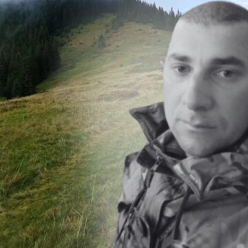 Улюблена стежка, якою він бігав у гори: у Ворохті відкрили маршрут пам’яті на честь Андрія Томащука Улюблена стежка, якою він бігав у гори: у Ворохті відкрили маршрут пам’яті на честь Андрія Томащука