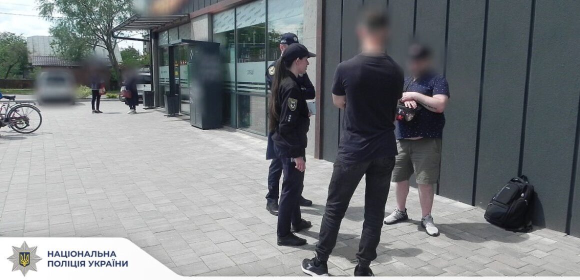 Збував наркотики через «закладки»: прикарпатські поліцейські затримали наркоторговця