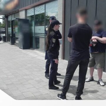 Збував наркотики через «закладки»: прикарпатські поліцейські затримали наркоторговця