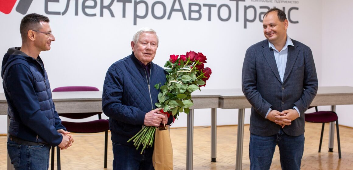 З нагоди 80-річчя заступнику директора КП “Електроавтотранс-ІФ” Леоніду Яковцю  вручили відзнаку «Міць і гордість міста»