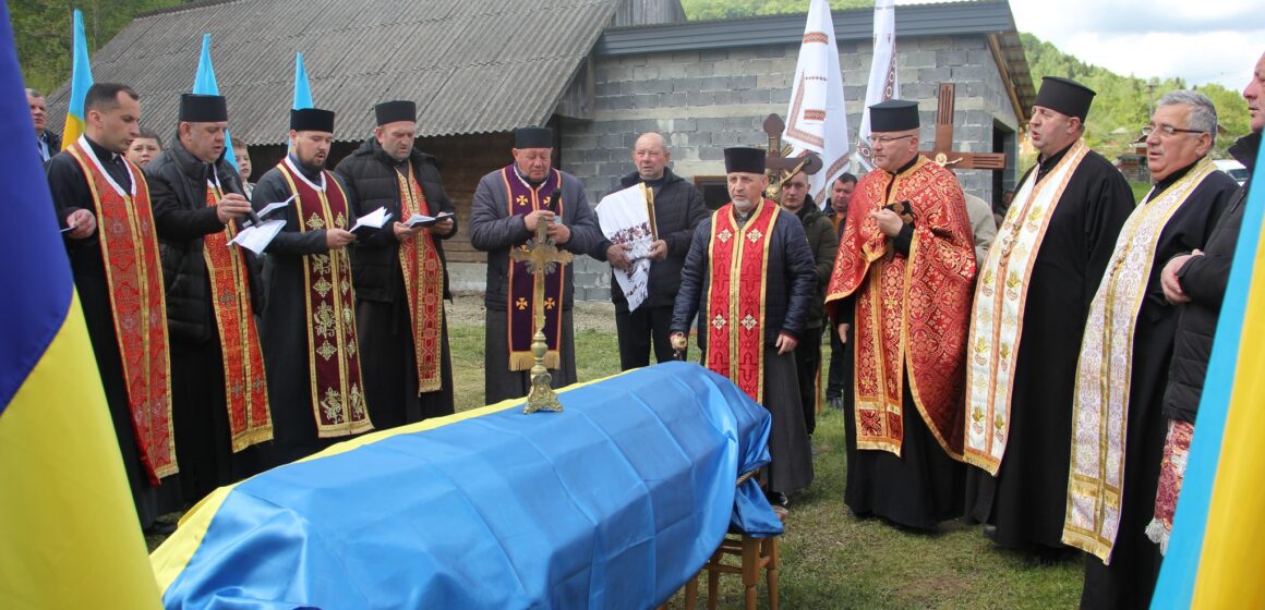 «Він був світлом. І залишився ним»: Болехівська громада провела до вічності 33-річного захисника Василя Ткача (ФОТО)