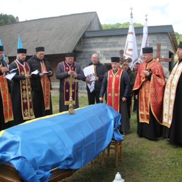 «Він був світлом. І залишився ним»: Болехівська громада провела до вічності 33-річного захисника Василя Ткача (ФОТО)