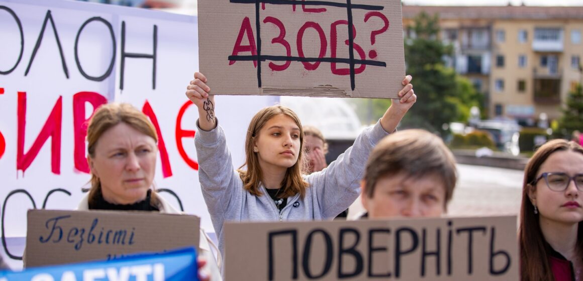 В Івано-Франківську відбулася мирна акція-нагадування про полонених, присвячена третій річниці виходу захисників Маріуполя з Азовсталі В Івано-Франківську відбулася мирна акція-нагадування про полонених, присвячена третій річниці виходу захисників Маріуполя з Азовсталі