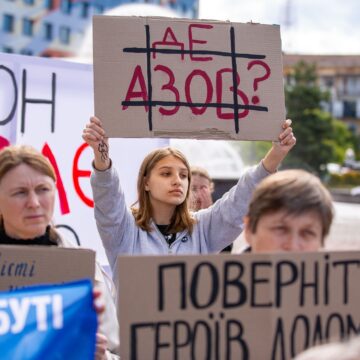 В Івано-Франківську відбулася мирна акція-нагадування про полонених, присвячена третій річниці виходу захисників Маріуполя з Азовсталі В Івано-Франківську відбулася мирна акція-нагадування про полонених, присвячена третій річниці виходу захисників Маріуполя з Азовсталі