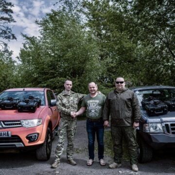 Із Коломийської громади доставили на фронт пікапи та «мавіки»