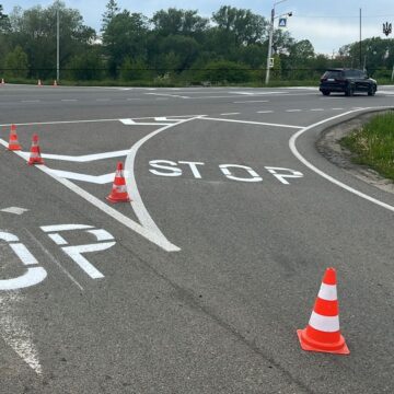 Розмітка, ліквідація вибоїн, розчищення узбіч: на яких ділянках автошляхів Прикарпаття тривають роботи (ФОТО)