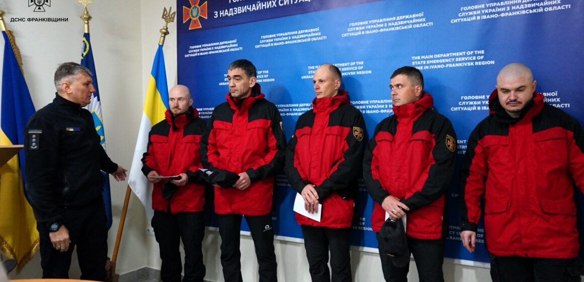 За відвагу та порятунок людей у горах нагороджено п’ятьох прикарпатських рятувальників (ФОТО)