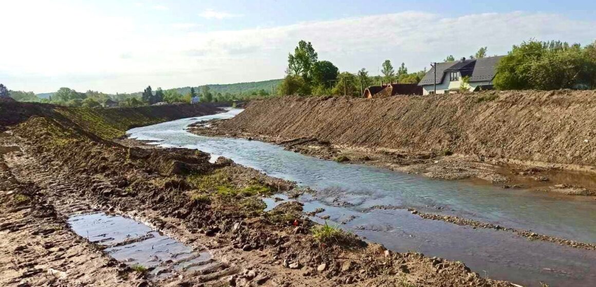 У селі Нижній Вербіж на річках триває будівництво водозахисних дамб (ФОТО)
