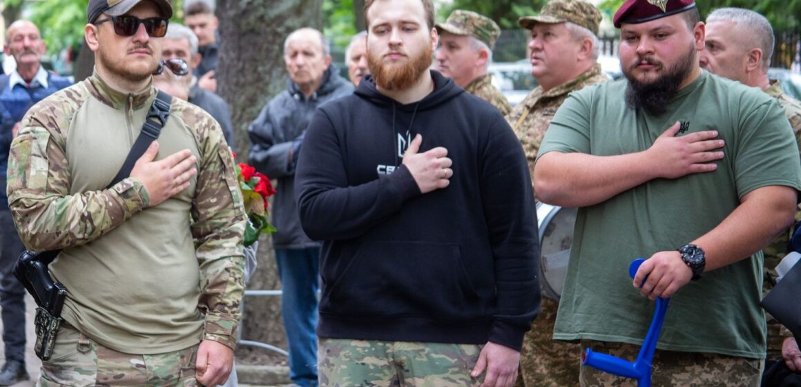 У Франківську відкрили анотаційні дошки Олександру Грузіну та Андрію Сьоміну та вручили відзнаки «За честь і звитягу» їх синам-захисникам (ФОТО)
