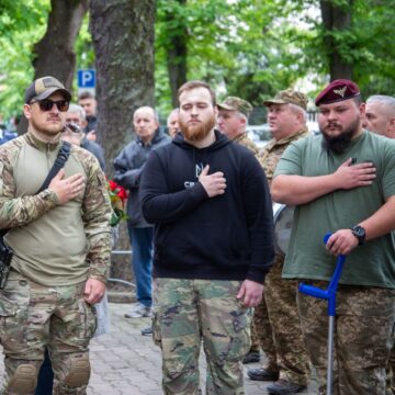 У Франківську відкрили анотаційні дошки Олександру Грузіну та Андрію Сьоміну та вручили відзнаки «За честь і звитягу» їх синам-захисникам (ФОТО)