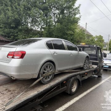 В Івано-Франківську у водія-порушника евакуювали автомобіль В Івано-Франківську у водія-порушника евакуювали автомобіль