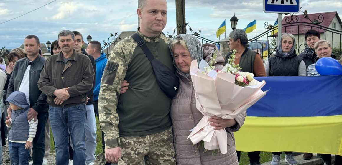 З квітами, плакатами та прапорами: як на Надвірнянщині зустріли звільненого з полону Олександра Складановського