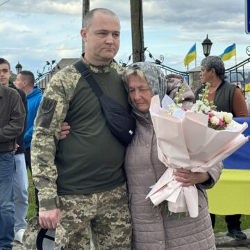 З квітами, плакатами та прапорами: як на Надвірнянщині зустріли звільненого з полону Олександра Складановського З квітами, плакатами та прапорами: як на Надвірнянщині зустріли звільненого з полону Олександра Складановського