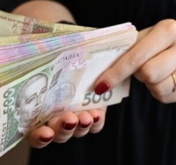 Видурила у знайомої майже пів мільйона гривень: в Івано-Франківську засуджено шахрайку