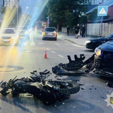 Травмованого у ДТП в Івано-Франківську мотоцикліста госпіталізували до медичного закладу Травмованого у ДТП в Івано-Франківську мотоцикліста госпіталізували до медичного закладу