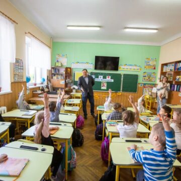 Міський голова Руслан Марцінків провів урок про місто для першокласників ліцею №15 Міський голова Руслан Марцінків провів урок про місто для першокласників ліцею №15