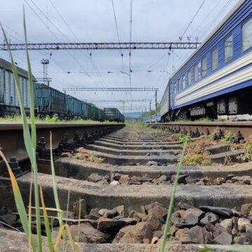 Залізничний рух на дільниці Ясіня-Вороненко тимчасово перекрито через провал земної породи і просадку колії Залізничний рух на дільниці Ясіня-Вороненко тимчасово перекрито через провал земної породи і просадку колії