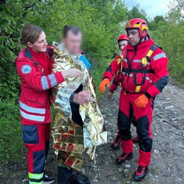 Чоловік з конем застрягли на острівці посеред річки Прут через підняття рівня води Чоловік з конем застрягли на острівці посеред річки Прут через підняття рівня води