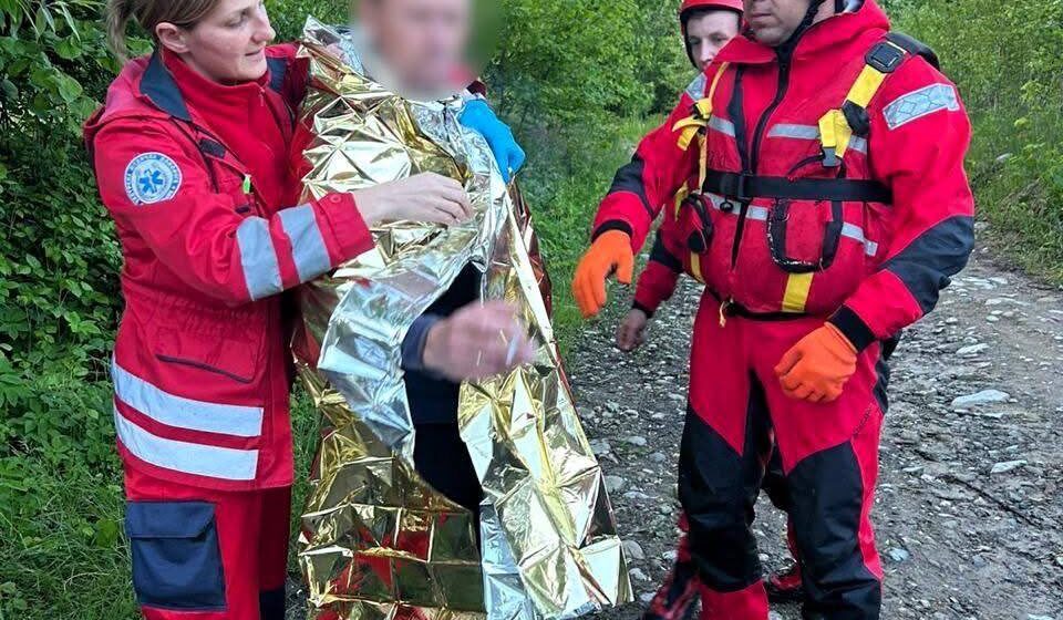 Чоловік з конем застрягли на острівці посеред річки Прут через підняття рівня води