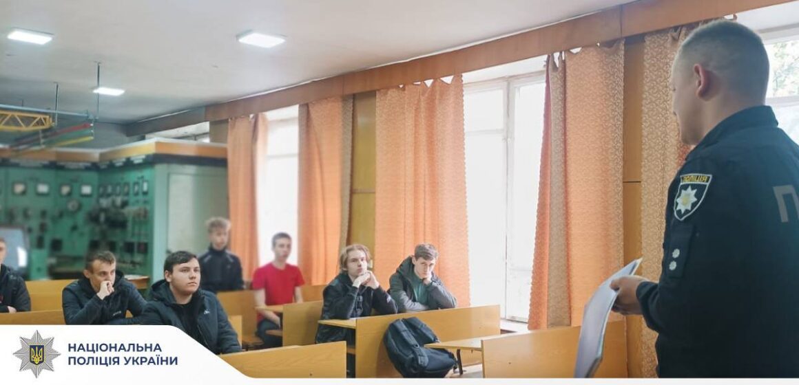 Безпечний мотосезон: калуські патрульні провели пізнавальний захід для студентів