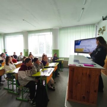 “Не пали своїх! – “Спали” ворога!” – під таким гаслом відбулася зустріч ювенальних поліцейських Коломийщини з учнями